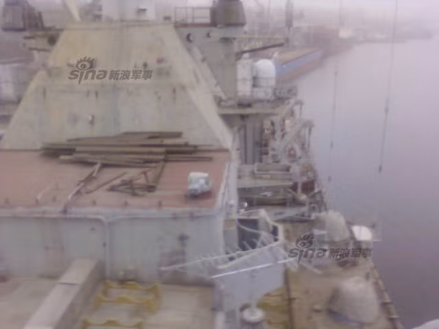 Không gian ngổn ngang bên ngoài con tàu.