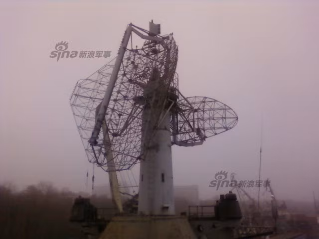 Cột anten tàu nhuốm màu thời gian.