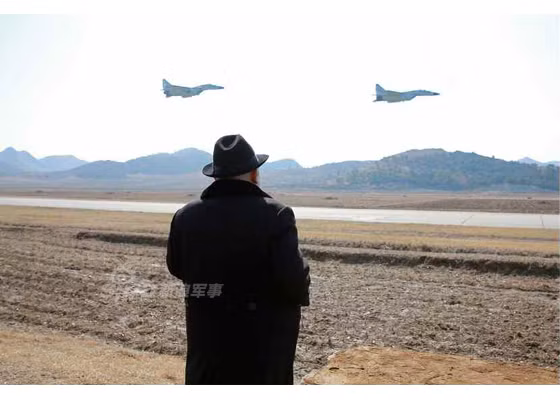Trong ảnh, ông Kim Jong-un theo dõi biên đội tiêm kích MiG-29 thao diễn ở độ cao thấp ngay tại căn cứ.