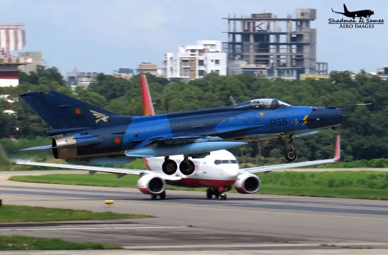 Chỉ có 49 máy bay chiến đấu, Không quân Bangladesh không phải là lực lượng mạnh ở khu vực Nam Á. Những năm gần đây, quốc gia này nỗ lực tăng cường sức mạnh trên không với việc nhập khẩu các tiêm kích F-7BG từ Trung Quốc và máy bay huấn luyện tối tân Yak-130 từ Nga. Dù số lượng còn ít nhưng với hai loại máy bay này hứa hẹn đưa Bangladesh trở thành không quân mạnh thứ 3 ở Nam Á sau Pakistan, Ấn Độ.