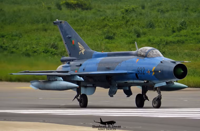 Theo một số thống kê, Không quân Bangladesh đã nhập khẩu tổng cộng 41 chiếc F-4BG/BGI/MB - biến thể xuất khẩu của dòng J-7 mà Trung Quốc sao chép MiG-21F-13 của Liên Xô. Trong đó, có ít nhất một chiếc F-7MB đã gặp nạn năm 2015.