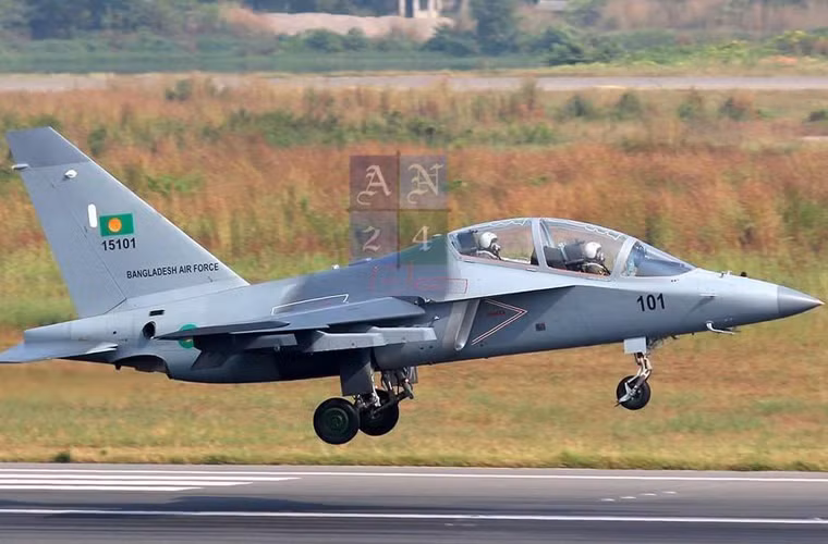 Nhằm nâng cao trình độ phi công, Bangladesh đã ký hợp đồng mua 16 chiếc máy bay huấn luyện Yak-130 từ Nga. Và đã nhận bàn giao 11 chiếc vào ngày 6-29/12/2015. Dự kiến, số còn lại bàn giao trong năm 2016.