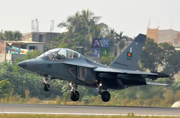 Hệ thống huấn luyện mô phỏng trang bị trên Yak-130 được đánh giá là có thể giúp phi công "làm quen" với tiêm kích của của Nga, Mỹ, Pháp, Anh như Su-27/30, MiG-29, F-16, F-18, Mirage 2000, Rafale, Typhoon và thậm chí là F-35.