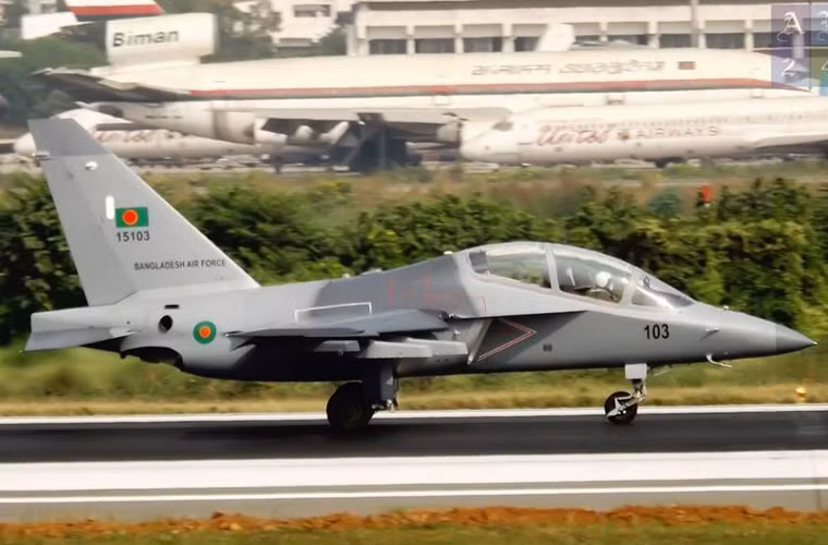 Yak-130 mang được đến 3 tấn vũ khí cho phép mang được tên lửa không đối không R-73, tên lửa không đối đất Kh-25, tên lửa chống tăng Vikhr, bom thông minh KAKB-500Kr. Thậm chí, kiến trúc điện tử mở trên Yak-130 cho phép nó mang mở rộng các vũ khí phương Tây như tên lửa đối không AIM-9L, Magic 2 và tên lửa đối đất AGM-65 Maverick.