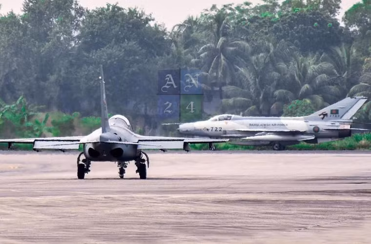 Trong khi đó biến thể F-7BG có khả năng mang pod trinh sắt gắn ngoài, trang bị radar Grifo MG, có khả năng trang bị tên lửa không đối không R550 Magic của Pháp.