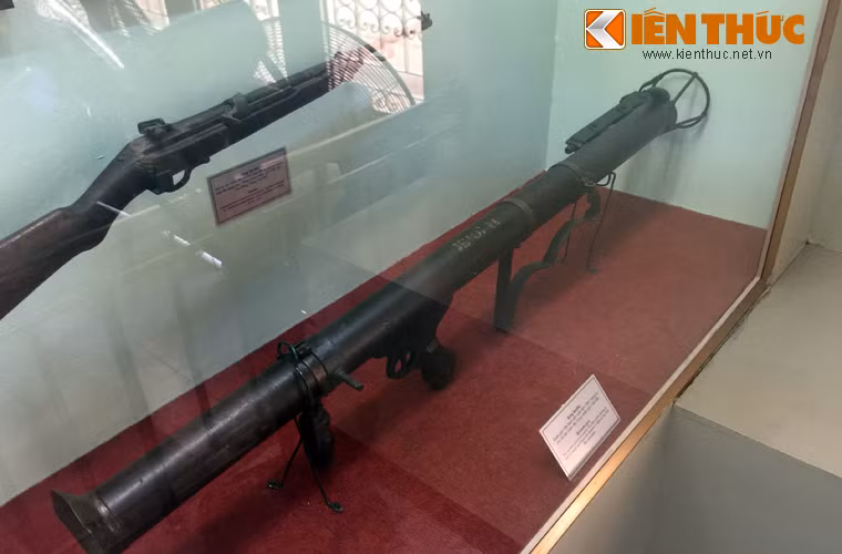 Người có công đầu trong việc đặt nền tảng vững chắc cho công nghiệp quốc phòng Việt Nam thời kỳ này là Thiếu tướng, Giáo sư, Viện sĩ Trần Đại Nghĩa. Ông là tác giả của hàng loạt thiết kế súng ống công phá trang bị cho bộ đội ta ta thời bấy giờ. Điển hình là khẩu súng trong ảnh - súng chống tăng Bazoka. Khẩu súng này do quân giới Việt Nam sản xuất, trang bị cho bộ đội đánh Pháp trong chiến dịch Việt Bắc 1947.