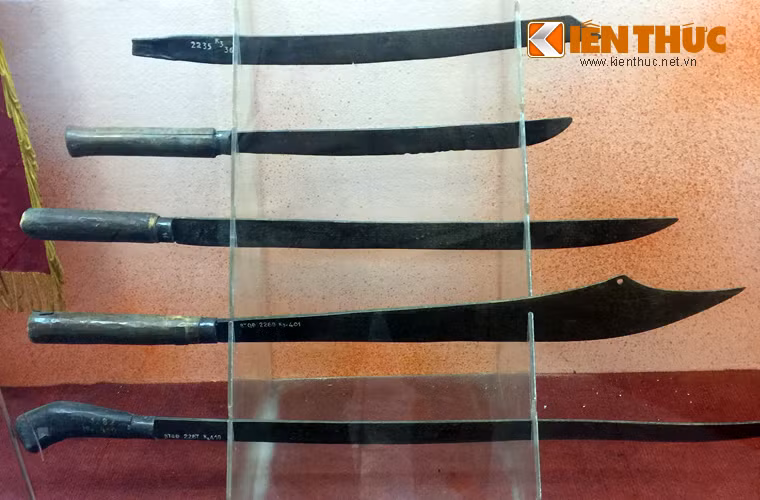 Thậm chí, một bộ phận không nhỏ quân dân phải dùng mã tấu, gươm, đao để quyết đấu với thực dân Pháp.