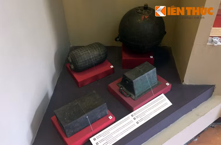 "Việt Minh đã có một cố gắng lớn trong lĩnh vực nghiên cứu kỹ thuật...đã bắt chước hoặc áp dụng có sửa đổi lớn những vũ khí nhẹ cổ điển, hầu như lúc nào cũng có thể sáng chế và đạt được một số công trình hoàn thiện", lời thú nhận của Quân đôi Pháp trước sức mạnh vũ khí “made in Vietnam”. Ảnh: Một số loại thủy lôi và mìn do quân giới sản xuất.