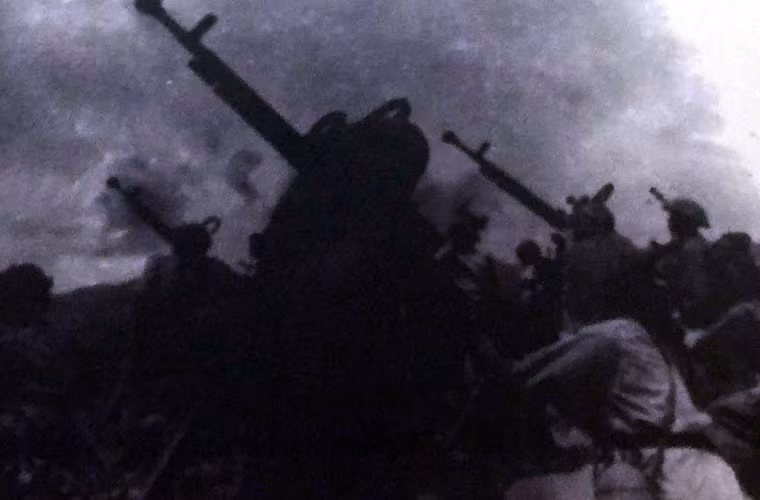 Kể từ sau thắng lợi của chiến dịch Biên giới 1950, kết nối thành công với các nước anh em Xã hội chủ nghĩa Trung Quốc, Liên Xô và Đông Âu. Quân đội Nhân dân Việt Nam (đổi tên năm 1950) bắt đầu nhận nhiều trang bị vũ khí hạng nặng từ Trung Quốc và đặc biệt là Liên Xô. Trên cơ sở đó, chúng ta đã thành lập được hàng loạt đơn vị pháo binh, đại đoàn bộ binh chủ lực. Trong ảnh, chiến sĩ ta đánh máy bay Pháp tại Điện Biên Phủ bằng súng máy DShk 12,7mm của Liên Xô.