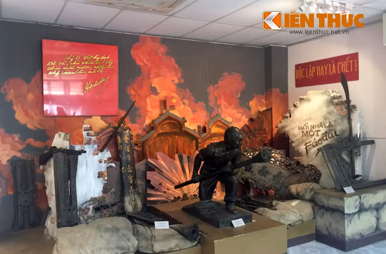 Lực lượng vũ trang Cách mạng Việt Nam thời bấy giờ có tên là "Quân đội Quốc gia Việt Nam" được đặt dưới sự chỉ huy tập trung thống nhất của Bộ Tổng tham mưu. Trang bị vũ khí của quân đội ta lúc bấy giờ hầu như đều là súng ống hạng nhẹ nhưng cũng không đủ trang bị cho toàn quân và dân quân tự vệ. Hầu hết “Ai có súng dùng súng. Ai có gươm dùng gươm, không có gươm thì dùng cuốc, thuổng, gậy gộc. Ai cũng phải ra sức chống thực dân Pháp cứu nước” (trích Lời kêu gọi Toàn quốc Kháng chiến của Chủ tịch Hồ Chí Minh).