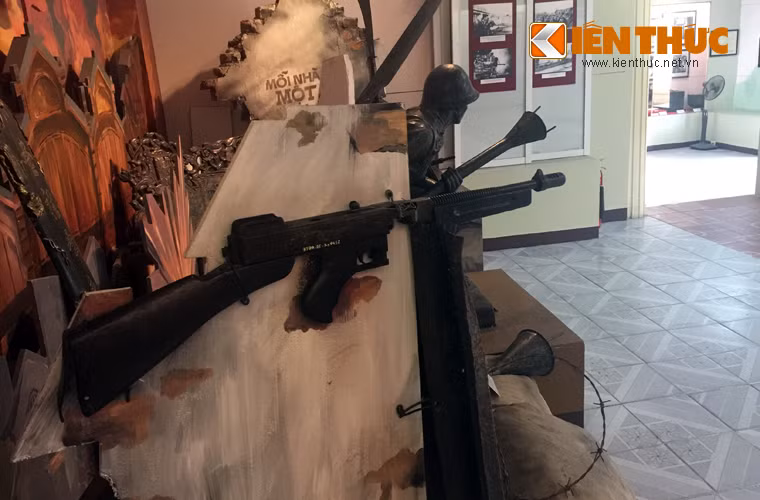 Các loại súng của Quân đội Quốc gia Việt Nam lúc này đa phần thu được từ của quân Pháp, Nhật Bản. Trong ảnh là khẩu tiểu liên Thompson do Mỹ chế tạo, được tự vệ Hà Nội dùng trong 60 ngày đêm đánh Pháp, mùa Đông năm 1946-1947.