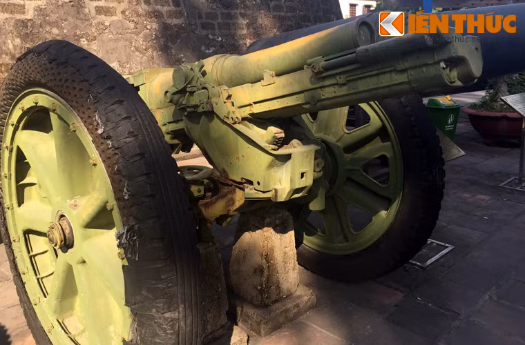 Trang bị pháo binh của quân đội ta lúc bấy giờ bắt đầu được thành hình với việc thu giữ được một số khẩu pháo 75mm, 94mm, 105mm từ quân Pháp.