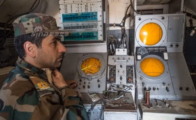 Bên trong trạm radar dẫn đường.