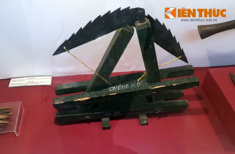 Chông mổ - các loại vũ khí này tuy chỉ gây bị thương cho binh lính địch, nhưng có tác dụng lâu dài đánh vào tâm lý của địch khi tác chiến trong rừng.