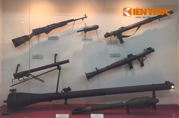 Còn đây là các sản phẩm súng tiểu liên, súng trường, súng chống tăng và súng không giật được quân giới sản xuất phục vụ thời kỳ đầu đánh Mỹ ở miền Nam (trước khi có dòng vũ khí từ ngoài Bắc chuyển vào). Đáng ngạc nhiên, ngay từ thời kỳ đánh Mỹ, Việt Nam đã tự lực sản xuất thành công súng chống B40 và B41 (RPG-2 và RPG-7) và súng trường bán tự động SKS theo mẫu của Nga. Bên cạnh đó, ta cũng tự tạo cho mình một số loại vũ khí mang dấu ấn riêng gồm: súng ngựa trời; lựu phóng AT trên súng trường; súng ĐKZ 120mm và 60mm (được chế tạo trong thời kỳ đánh Pháp, đánh Mỹ).