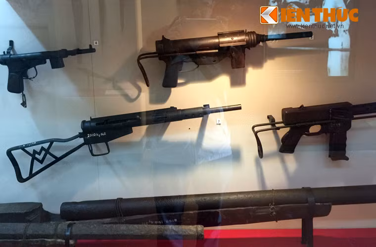 Quân giới Việt Nam cũng sản xuất thành công nhiều mẫu súng cá nhân cho bộ đội, gồm: súng trường; súng kíp; súng tiểu liên; súng đại hỏa mai...