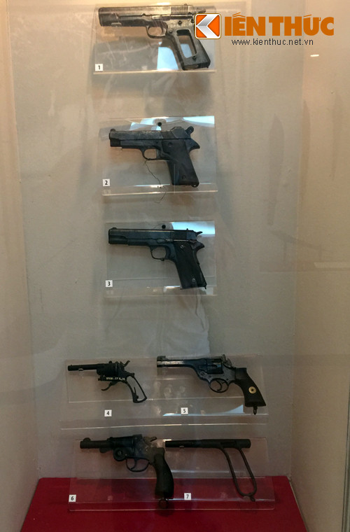 Một số mẫu súng ngắn do quân giới Việt Nam sản xuất phục vụ bộ đội đánh Pháp (từ trên xuống dưới): súng ngắn (sản xuất ở khu 9 từ 1945-1954); súng ngắn kiểu MAS cỡ 7,62mm; súng côn quay cỡ 6,35mm kiểu Saint Etine; súng ngắn colt 12mm; súng ngắn kiểu bút máy bắn 1 viên....