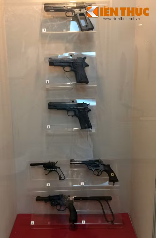 Một số mẫu súng ngắn do quân giới Việt Nam sản xuất phục vụ bộ đội đánh Pháp (từ trên xuống dưới): súng ngắn (sản xuất ở khu 9 từ 1945-1954); súng ngắn kiểu MAS cỡ 7,62mm; súng côn quay cỡ 6,35mm kiểu Saint Etine; súng ngắn colt 12mm; súng ngắn kiểu bút máy bắn 1 viên....