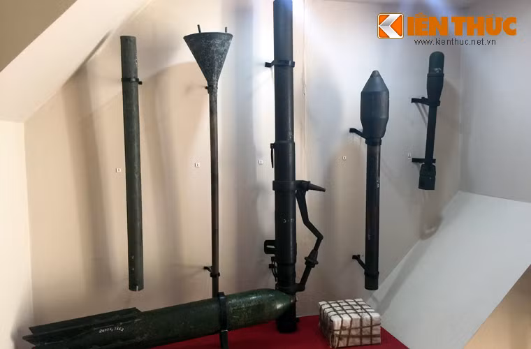 Trong kháng chiến chống Pháp, quân giới Việt Nam đã chế tạo được khá nhiều mẫu súng, bom, mìn, lựu đạn phục vụ cho bộ đội chiến đấu. Điển hình, trong ảnh từ trái qua phải gồm: Bộc phá ống (quân giới Việt Nam sản xuất tháng 2/1952); bom ba càng (Trung đoàn Thủ đô dùng để chiến đấu ở Liên khu I, năm 1946); súng SKZ (SSB) 81mm do quân giới Nam Bộ sản xuất; Đạn SKZ 81mm; bom phóng (xưởng LA1 sản xuất năm 1948). Ở dưới là Bộc phá khối (sản xuất tháng 2/1950) và bom bay OF (sản xuất tháng 3/1948).