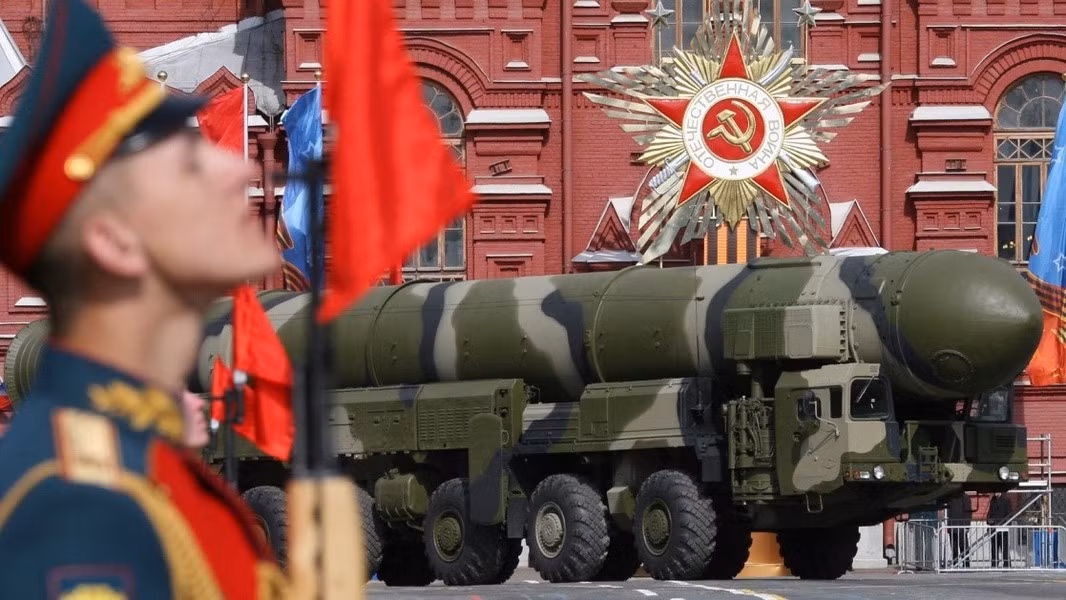 Ví dụ, AI sẽ cố gắng tính toán trước tất cả các kịch bản có thể xảy ra của một cuộc tấn công hạt nhân để Tổng thống Mỹ chỉ cần cho phép khởi động kịch bản này hoặc kịch bản khác, và toàn bộ công việc chuyển lệnh đến các địa điểm sẽ được thực hiện qua "Bàn tay chết" này.