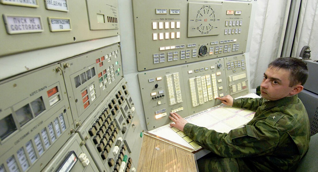 Hệ thống Perimeter hoàn toàn tự động mà không cần bất kỳ sự can thiệp nào từ con người. Quyết định phóng tên lửa được thực hiện bởi cơ chế kiểm soát tự động ứng dụng trí thông minh nhân tạo phức tạp.