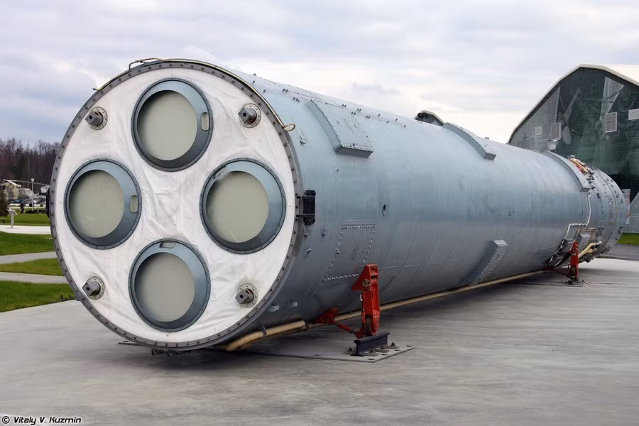 Cổng thông tin War on the Rocks nhận xét: "Trong vài năm qua, Nga và Trung Quốc đã đầu tư một cách có hệ thống vào việc nâng cấp kho vũ khí tên lửa và hạt nhân cũng như hệ thống liên lạc và điều khiển".