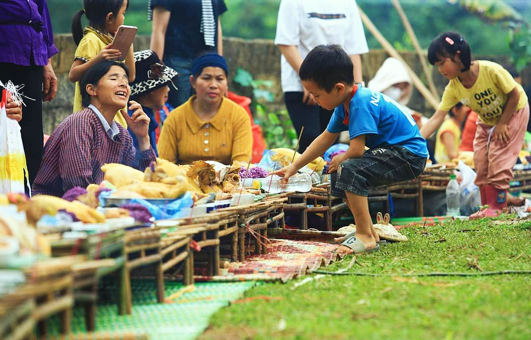 Chia sẻ với chúng tôi, chị P.T.H cho biết: “Tôi và gia đình hiện đang sinh sống và làm việc tại Hà Nội, nhưng tôi vẫn cố gắng dành thời gian để về quê, về Cao Bằng vào dịp lễ này. Tôi cũng cho các bé đi theo để các con biết được phong tục của dân tộc mình đẹp và có ý nghĩa lớn như thế nào”. 