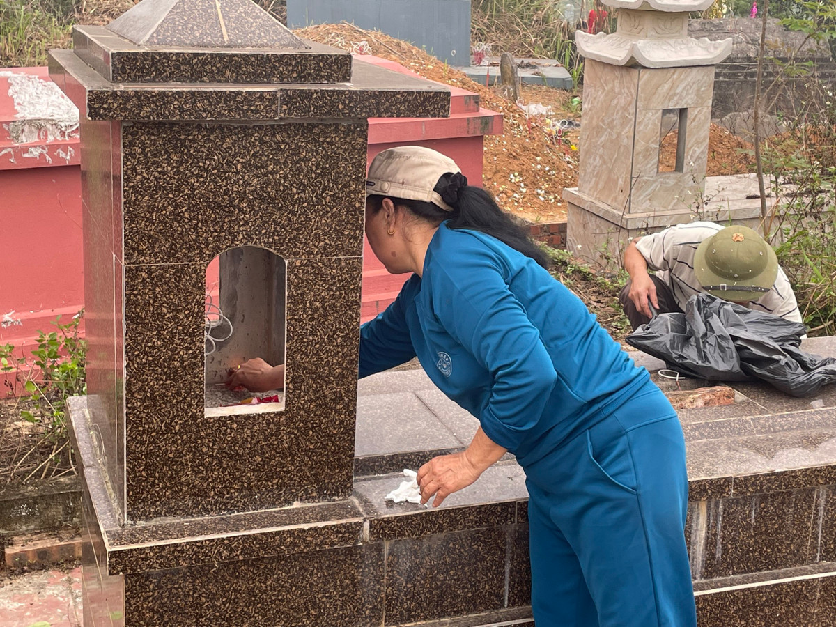 Đối với những phần mộ được chôn cất trên đồi cao, dù lễ vật có nhiều và nặng đến đâu thì con cháu trong nhà cũng phải tự tay xách hoặc vác lên chứ không được nhờ cậy người ngoài.