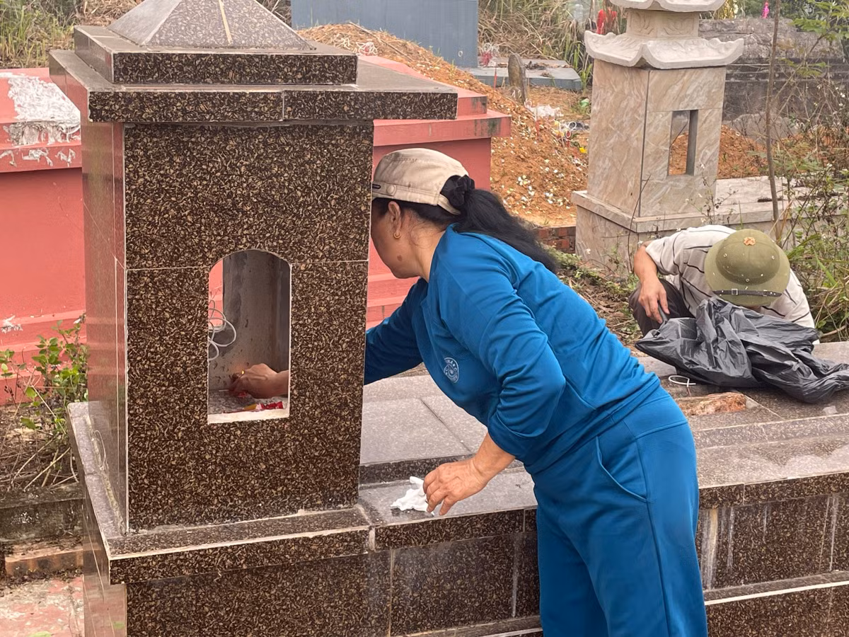 Đối với những phần mộ được chôn cất trên đồi cao, dù lễ vật có nhiều và nặng đến đâu thì con cháu trong nhà cũng phải tự tay xách hoặc vác lên chứ không được nhờ cậy người ngoài.