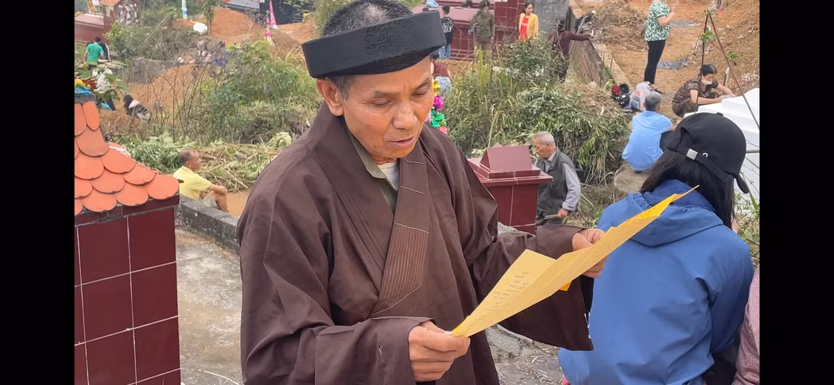 Thầy pháp được gọi là “ông Bụt”, “bà Bụt”, mặc áo cánh nâu, chiết khăn xếp lo việc đọc văn khấn cho gia chủ.