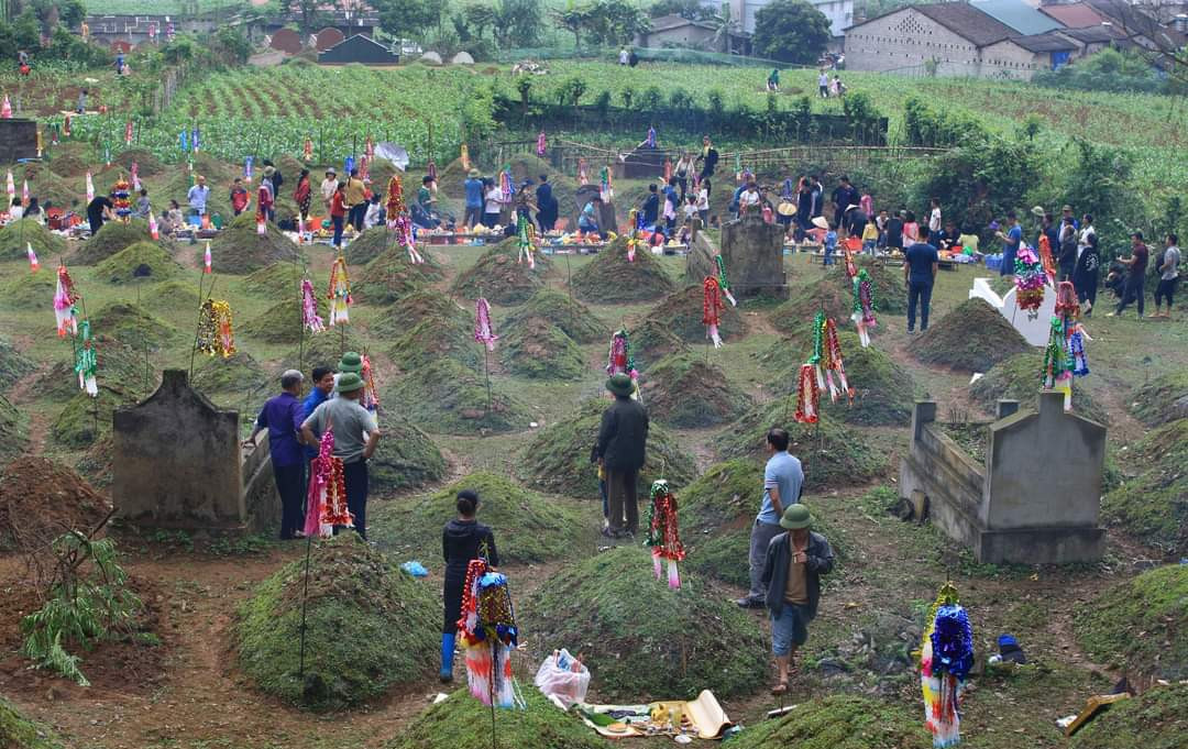 Giấy sau khi cắt sẽ được buộc lại thành chùm và gắn lên đầu một cành cây nhỏ, sau đó cắm vào đỉnh ngôi mộ hoặc giăng xung quanh khu mộ lớn.