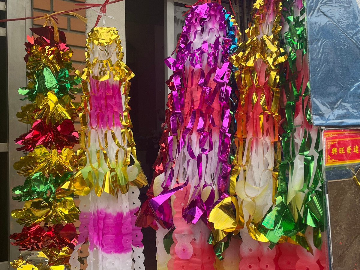 Ý nghĩa của việc cắm cây nêu lên mộ phần là để đánh dấu rằng ngôi mộ ấy đã có con cháu, người thân tới chăm sóc, dọn dẹp, cúng bái. Cây nêu càng to đẹp, sặc sỡ càng thể hiện thành ý, tình cảm của người còn sống với người đã khuất.