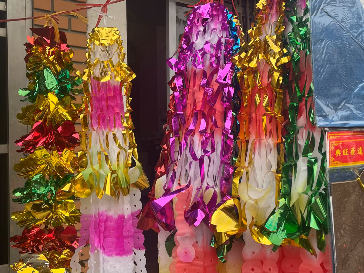 Ý nghĩa của việc cắm cây nêu lên mộ phần là để đánh dấu rằng ngôi mộ ấy đã có con cháu, người thân tới chăm sóc, dọn dẹp, cúng bái. Cây nêu càng to đẹp, sặc sỡ càng thể hiện thành ý, tình cảm của người còn sống với người đã khuất.