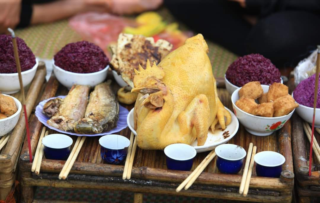 Lễ cúng được chuẩn bị công phu với thịt gà, thịt heo quay, lạp xưởng, xôi nếp nhiều màu được nhuộm bằng lá cẩm, bánh chay, bánh trôi, rượu...