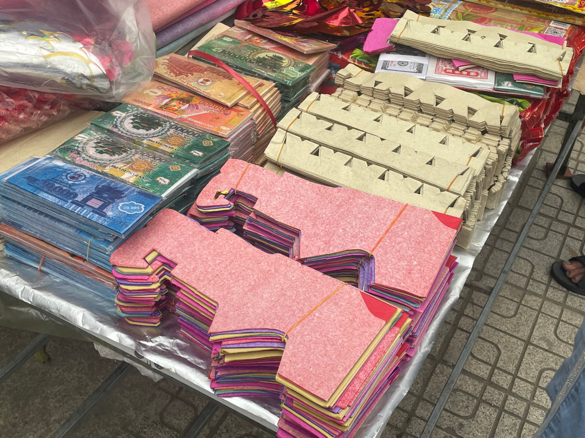 Ngày nay, công nghệ phát triển, cây nêu được cắt bằng giấy nhuộm, giấy bóng kính, sản xuất với số lượng lớn và đa dạng hơn về mẫu mã và màu sắc.