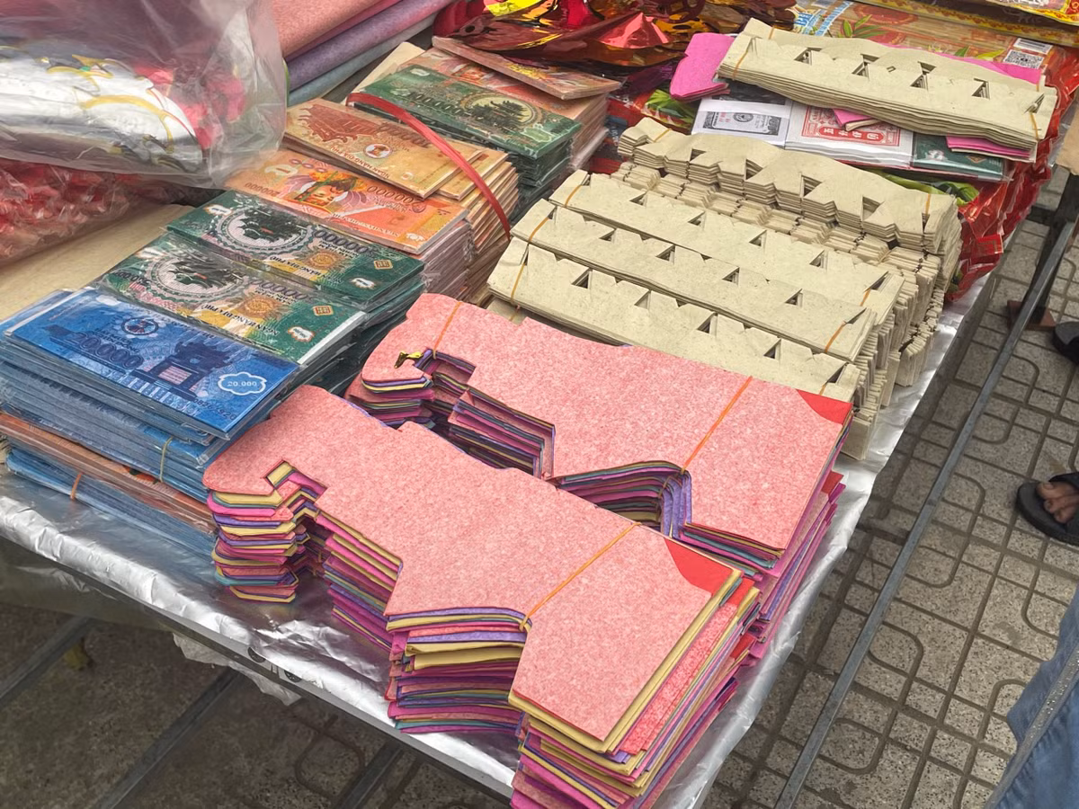 Ngày nay, công nghệ phát triển, cây nêu được cắt bằng giấy nhuộm, giấy bóng kính, sản xuất với số lượng lớn và đa dạng hơn về mẫu mã và màu sắc.