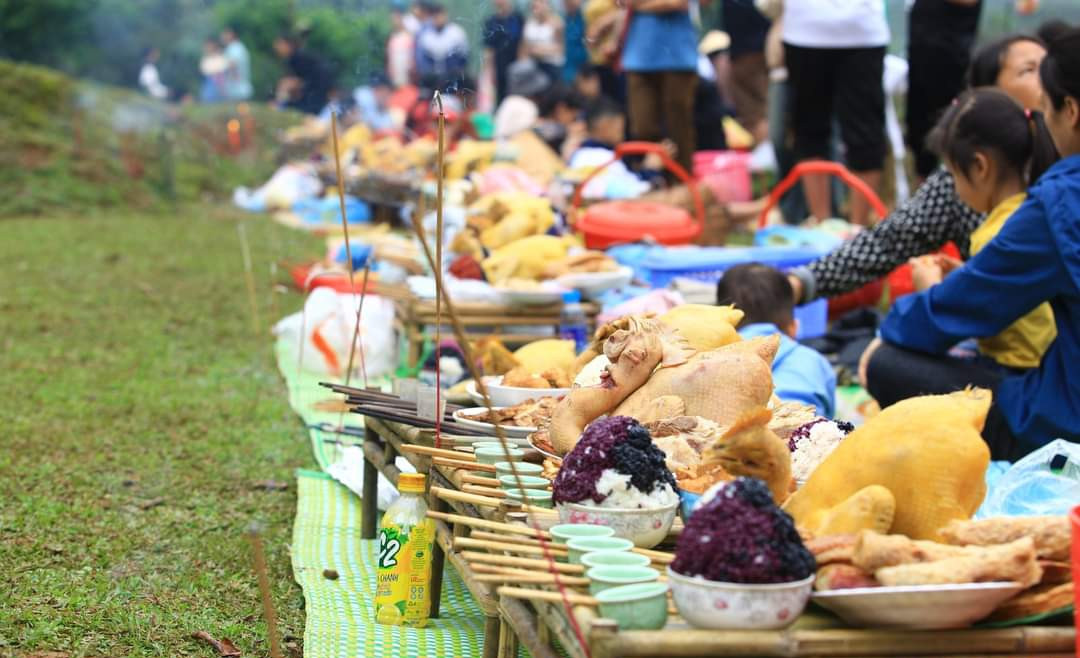 Hàng năm, sau khi kết thúc tết Nguyên đán 2 tháng, tới ngày mùng 3/3 âm lịch, những người con Cao Bằng từ khắp nơi trên mọi miền Tổ quốc đều gác lại công việc, trở về đây để chăm sóc, sửa sang lại mộ phần ông bà tổ tiên hay còn gọi là tục tảo mộ, càng là dịp quây quần, sum họp bên nhau.