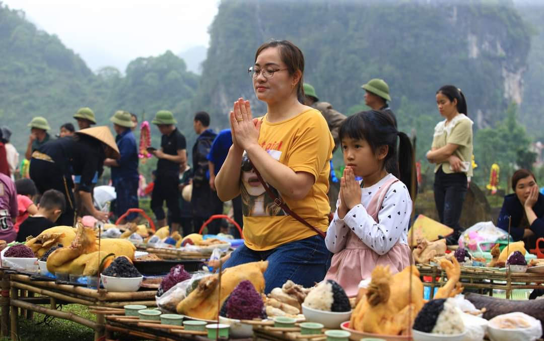 Học sinh cũng được nghỉ học để cùng với gia đình tham gia vào công việc ngày lễ.