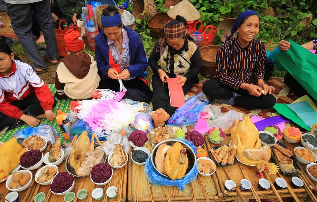 Đặc biệt, tại Đà Bút, Giộc Châu, huyện Trùng Khánh, Cao Bằng, Thanh Minh là ngày lễ lớn của người dân.