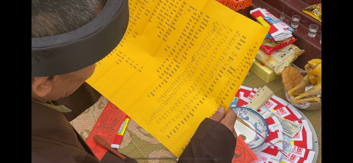 Bài văn khấn sẽ bao gồm việc khai báo tên tuổi các thành viên trong gia phả, lý do, ngày giờ và làm lễ. Những ông bà “Bụt” thường sẽ được những gia đình đông con cháu mời về để thay cho gia chủ làm pháp sự, để việc cúng bái được trang nghiêm và quy củ hơn.