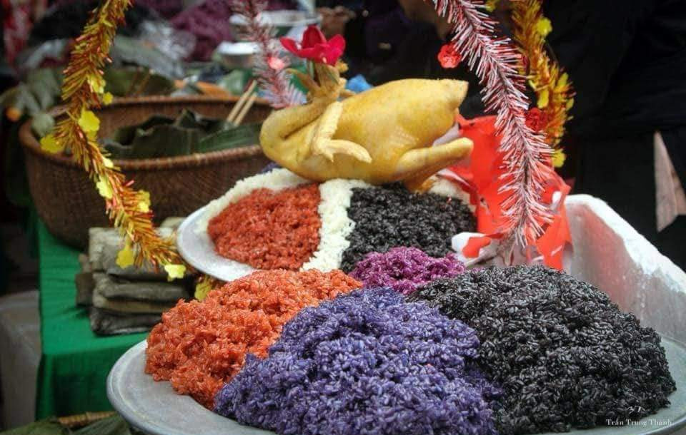 Các gia đình còn có thể chuẩn bị kỹ lưỡng hơn với hình nhân, ngựa giấy, có thầy pháp cúng bái, tụng kinh...