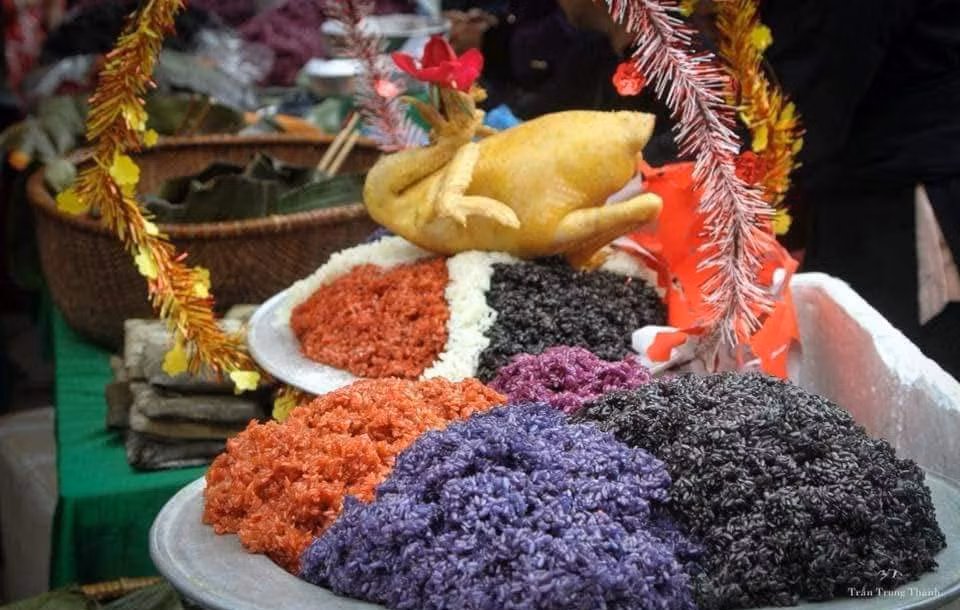 Các gia đình còn có thể chuẩn bị kỹ lưỡng hơn với hình nhân, ngựa giấy, có thầy pháp cúng bái, tụng kinh...