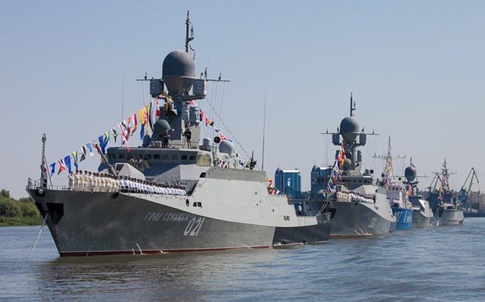 Ngoài khả năng tấn công tàu mặt nước, chiến hạm lớp Buyan-M còn được trang bị khả năng tiêu diệt các mục tiêu mặt đất khi dễ dàng đổi tên lửa chống hạm 3M-54 sang bản đánh đất 3M-14. 