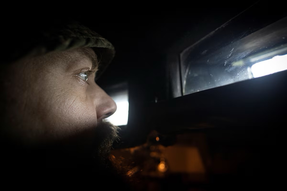 Denys, một thành viên của đơn vị pháo tự hành bánh xích Panzerhaubitze 2000. Anh đã chiến đấu từ những ngày đầu tiên của cuộc xung đột Nga-Ukraine. "Chiến tranh làm tôi kiệt quệ, nhưng tôi vẫn cố gồng gánh. Mọi người ở đây đều đang rất nỗ lực. Tâm hồn tôi bị tàn phá và trống rỗng vô cùng, thực sự mệt mỏi", anh bộc bạch trong một cuộc phỏng vấn. "Không thể biết điều gì sẽ xảy ra tiếp theo, có vẻ mọi thứ đều đi vào ngõ cụt. Chúng tôi muốn tin vào điều tốt đẹp nhất, vào chiến thắng một ngày không xa, bởi không có niềm tin thì chẳng còn ý nghĩa gì nữa. Mỗi sáng thức dậy điều đầu tiên ập đến là sự trống rỗng. Rồi guồng quay công việc và muôn vàn thứ khác cứ thế lấp đầy một ngày mới". 