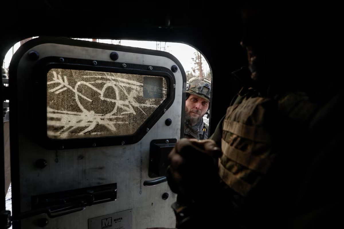 Một người lính Ukraine thuộc Lữ đoàn Bureviy (Lữ đoàn Bão tố) đóng cửa xe bọc thép chở quân nhân trước khi sơ tán người đồng đội bị thương khỏi tiền tuyến gần thị trấn Kreminna, phía đông Ukraine.