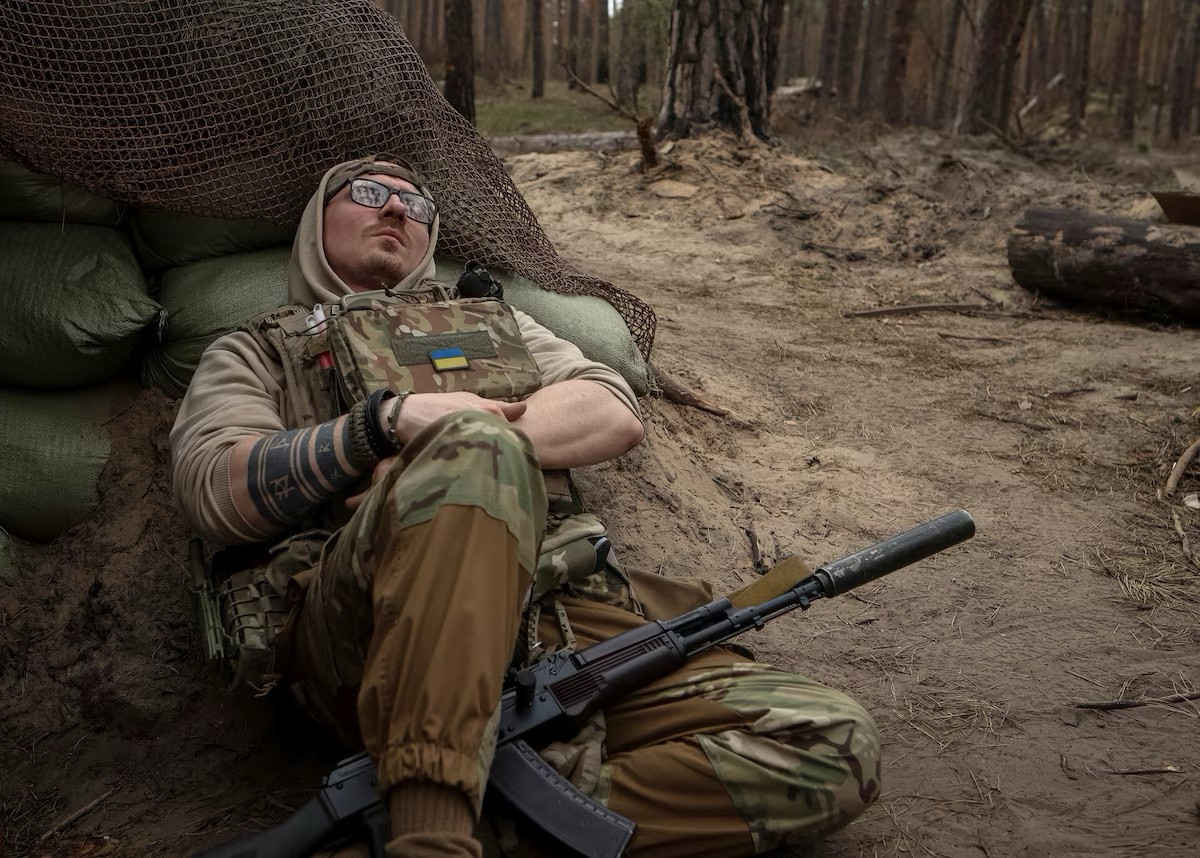 Một quân nhân của Lữ đoàn Azov nghỉ ngơi gần trạm y tế ở vùng Luhansk, Ukraine.