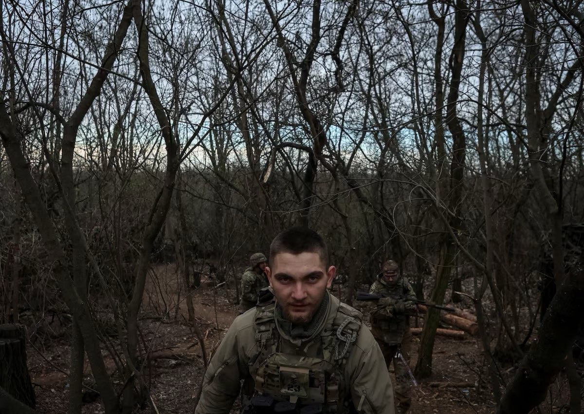 Một quân nhân thuộc Lữ đoàn Lực lượng Đặc biệt Azov số 12 của Lực lượng Vệ binh Quốc gia Ukraine làm nhiệm vụ quan sát tại khu vực tiền tuyến, Donetsk, Ukraine.