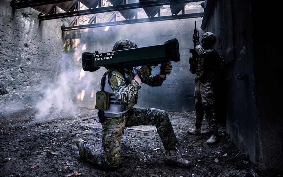 Sau khi xạ thủ tiến hành khai hỏa, tên lửa sẽ "khóa" đối tượng và sẽ độc lập truy đuổi mục tiêu thông qua kênh hồng ngoại hoặc truyền hình (tùy theo lựa chọn của người điều khiển trước khi bắn).