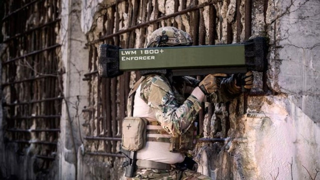 Khối lượng của tên lửa Enforcer chưa đến 7 kg và chiều dài của nó chỉ khoảng 1 mét. Đầu đạn có khả năng bắn trúng mục tiêu ở khoảng cách hơn 2.000 mét, mặc dù Lục quân Đức chỉ yêu cầu con số 1.800 m.