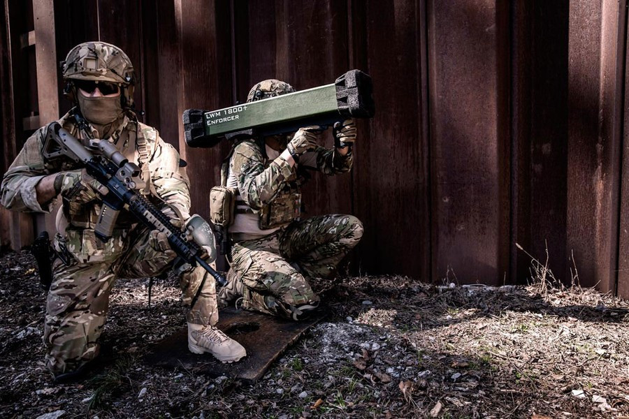 Trên thực tế, tên lửa Enforcer ở một mức độ nào đó đã được điều chỉnh để tấn công các mục tiêu trên không, vì nó thực hiện chế độ kích nổ từ xa để gây sát thương gián tiếp, cũng như trang bị đầu dẫn đường hình ảnh nhiệt.